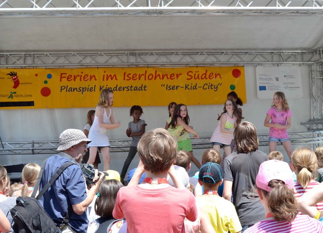 Viel Unterhaltung bietet das Bühnenprogramm von „Iser-Kid-City“, das natürlich von den Kids selbst gestaltet wird.