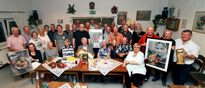Der 142. Prominentenstammtisch des Dortmunder Boxsport 20/5o. In der Mitte (schwarz gekleidet) der Zoodirektor Dr. Frank Brandstätter.