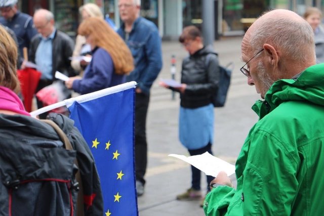 Eher gering war der Besucherandrang am Regentag. Immerhin, die Versammlung fand in einer Regenpause statt.