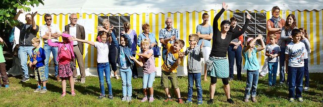 Jung und Alt machten beim Eröffnungslied 2016 am "brauks" mit. | Foto: Günther Schmitz