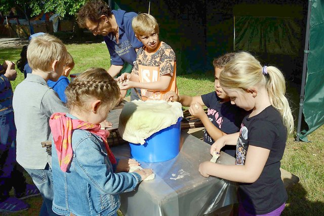 Stockbrot backen gehört einfach zum Ferienspaß dazu - auch 2016 in Brackel. | Foto: Günther Schmitz