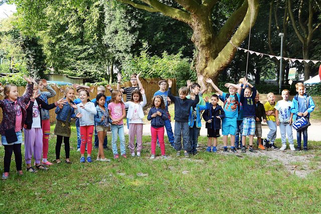 Mit einem gemeinsamen Lied eröffneten die Brackeler und Asselner Kinder ihre letztjährigen Ferienspiele. | Foto: Günther Schmitz