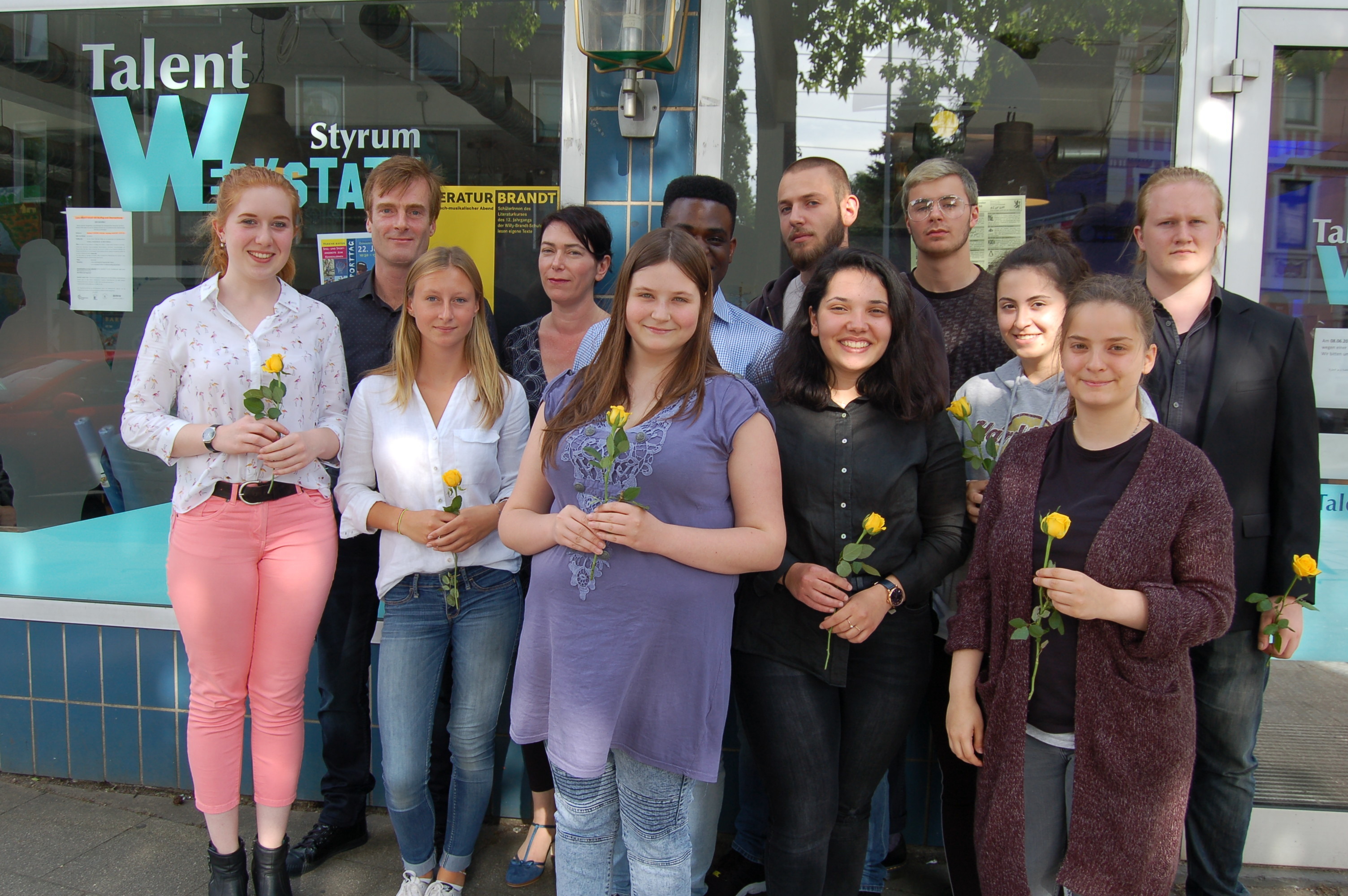 Schülerinnen und Schüler der Willy-Brand-Schule mit Andreas Petri (2.v.l.) und Literaturlehrerin (4.v.l.) Sonja Spanik