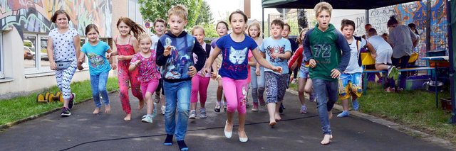 Auf in die Ferien! - Die Wickeder Kinder wissen das traditionelle Angebot von Jugendamt und AWO seit langen Jahren zu schätzen. | Foto: Günther Schmitz