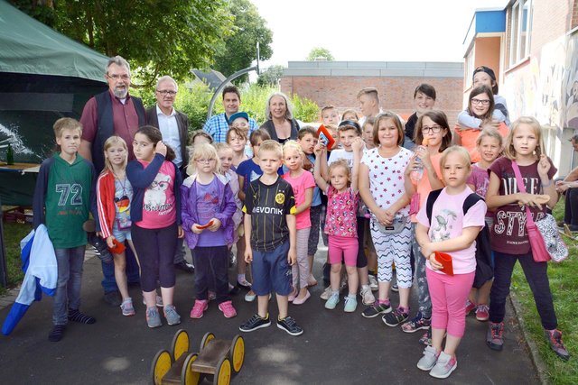 Die offizielle Eröffnung der Wickeder Ferienspiele 2016 an der JFS Bremmenstraße. | Foto: Günther Schmitz