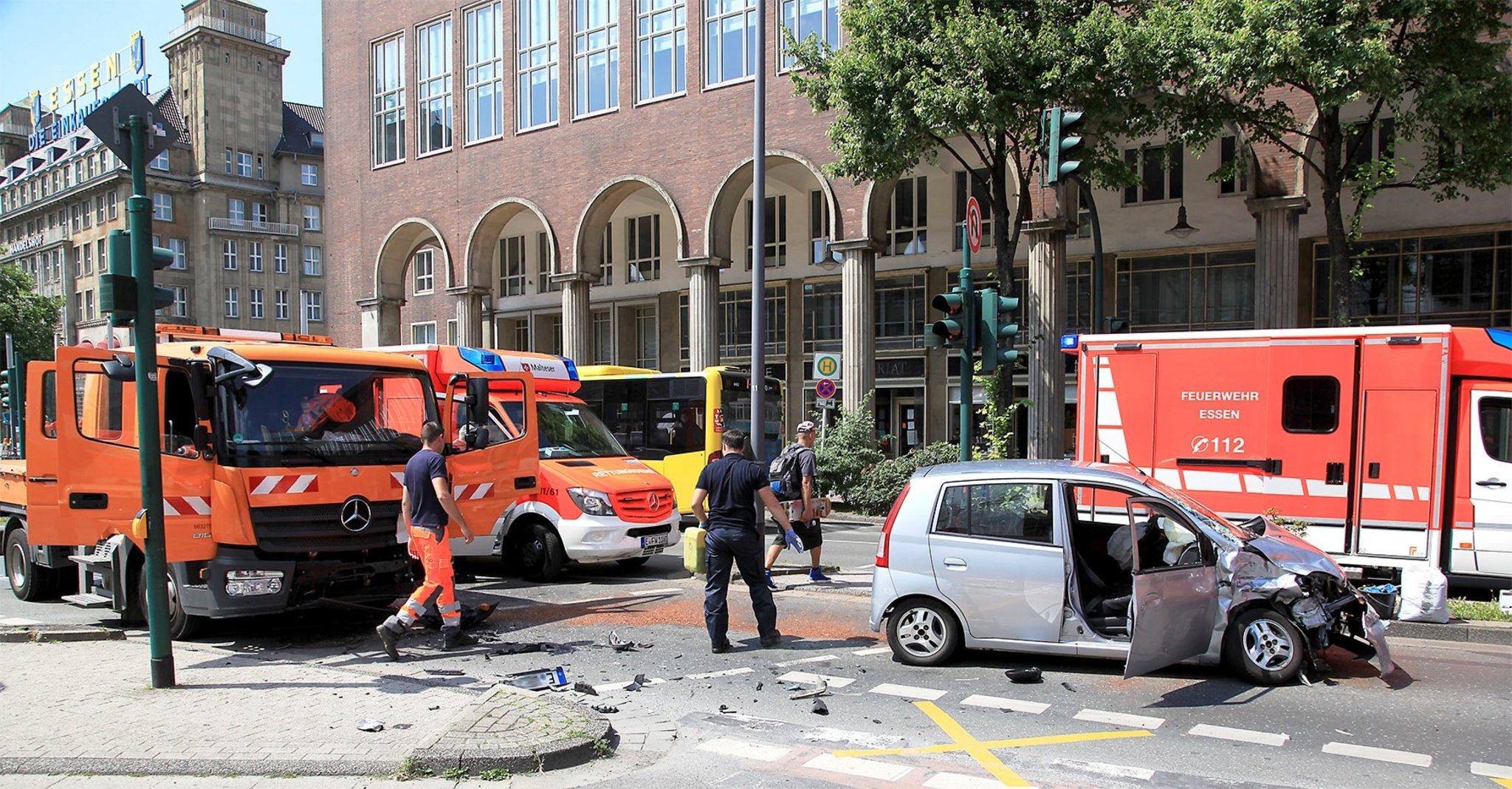FEUERWEHR ESSEN Bei einem Verkehrsunfall in der Essener Innenstadt
