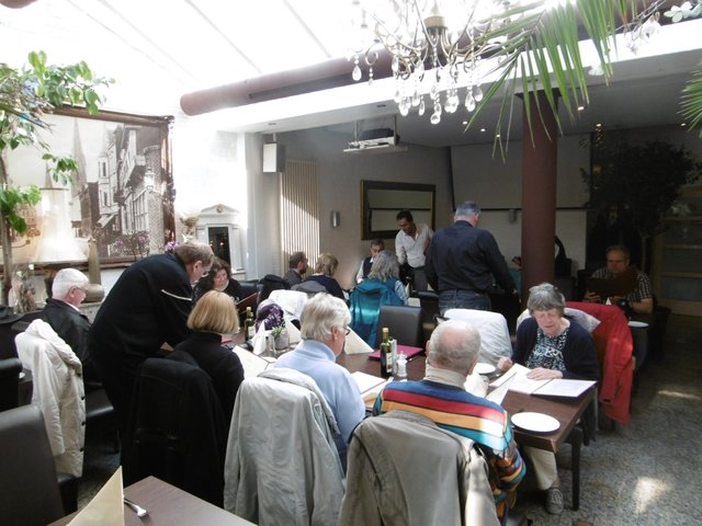 ...frühen Abend... beim Essen...