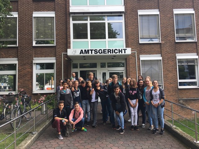 Die Aufnahme zeigt die 7b und die Rechtskunde-AG vor dem Amtsgericht in Kamen. Foto: Paul/SGB
