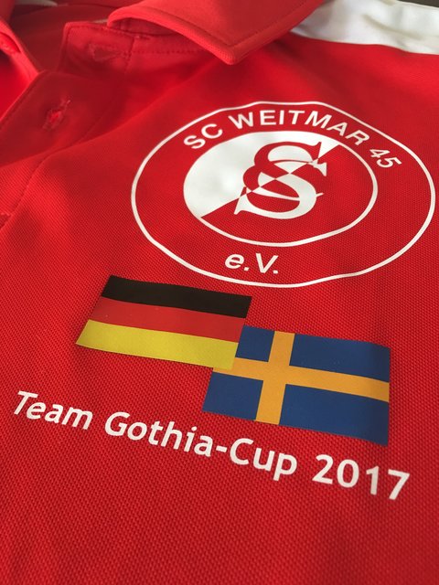 Mit eigens angefertigten T-Shirts präsentiert sich der SC Weitmar 45 in Göteborg