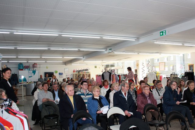 Bereits der Gottesdienst im KadeDi mit Pfarrerin Anja Buchmüller-Brand und ihrem Team war bestens besucht. Jetzt hofft die Neumühler Gemeinde am Sonntag auf ebenso guten Besuch beim Gottesdienst auf dem Fußballplatz von Hertha Hamborn.
