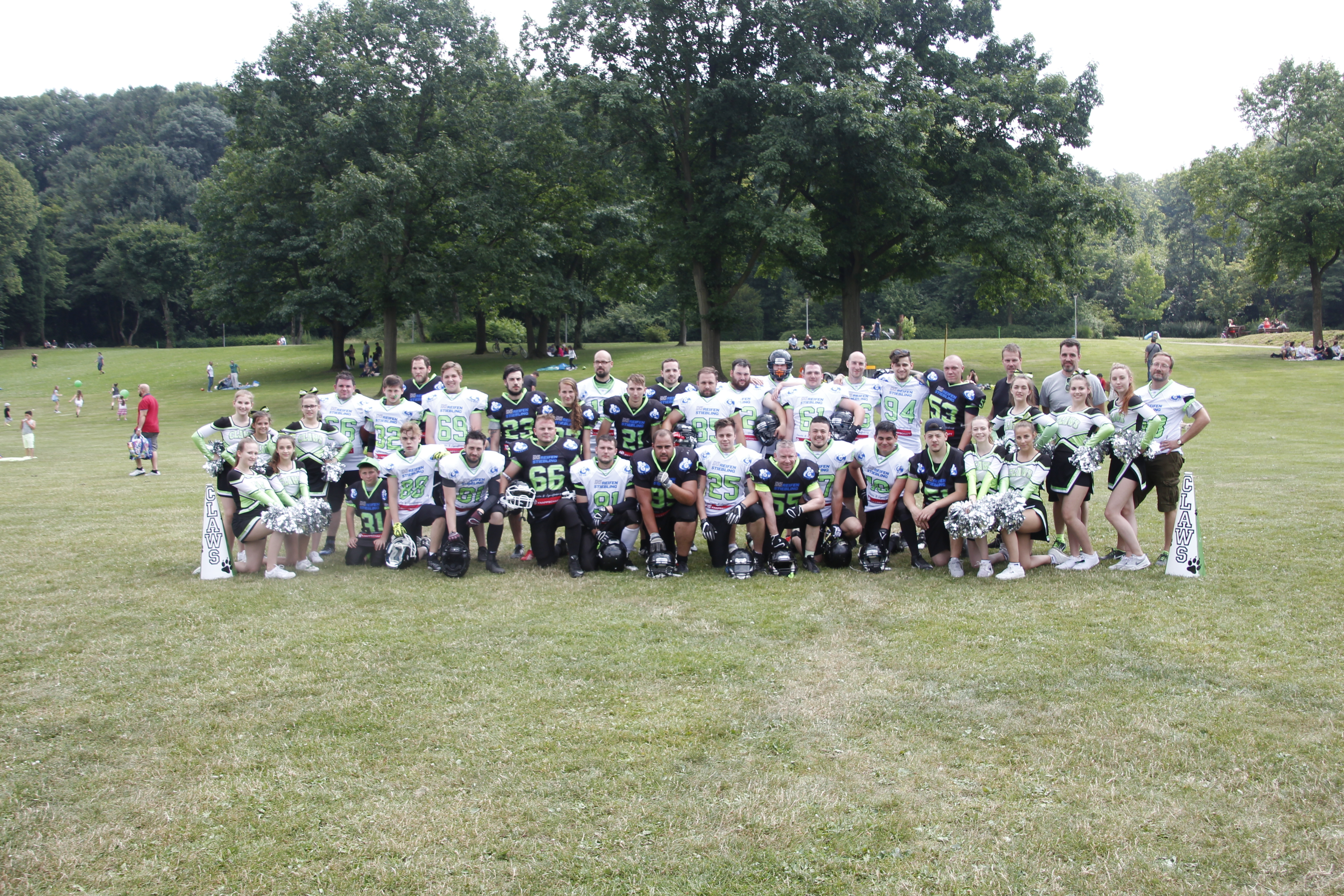 Die Black Barons erklären den Football mit Unterstützung der Cheerleader vom BTC Herne