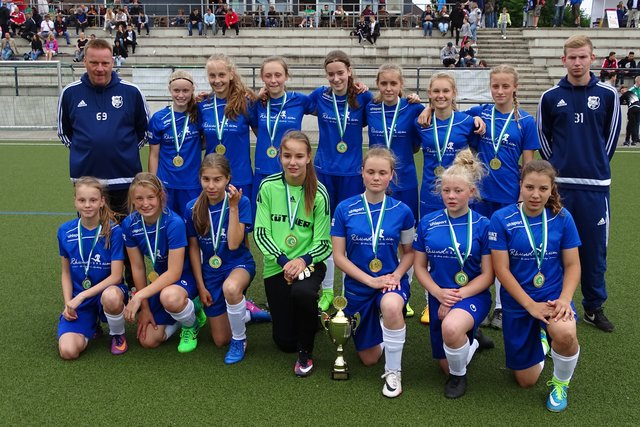 Siegermannschaft mit Stadtpokal