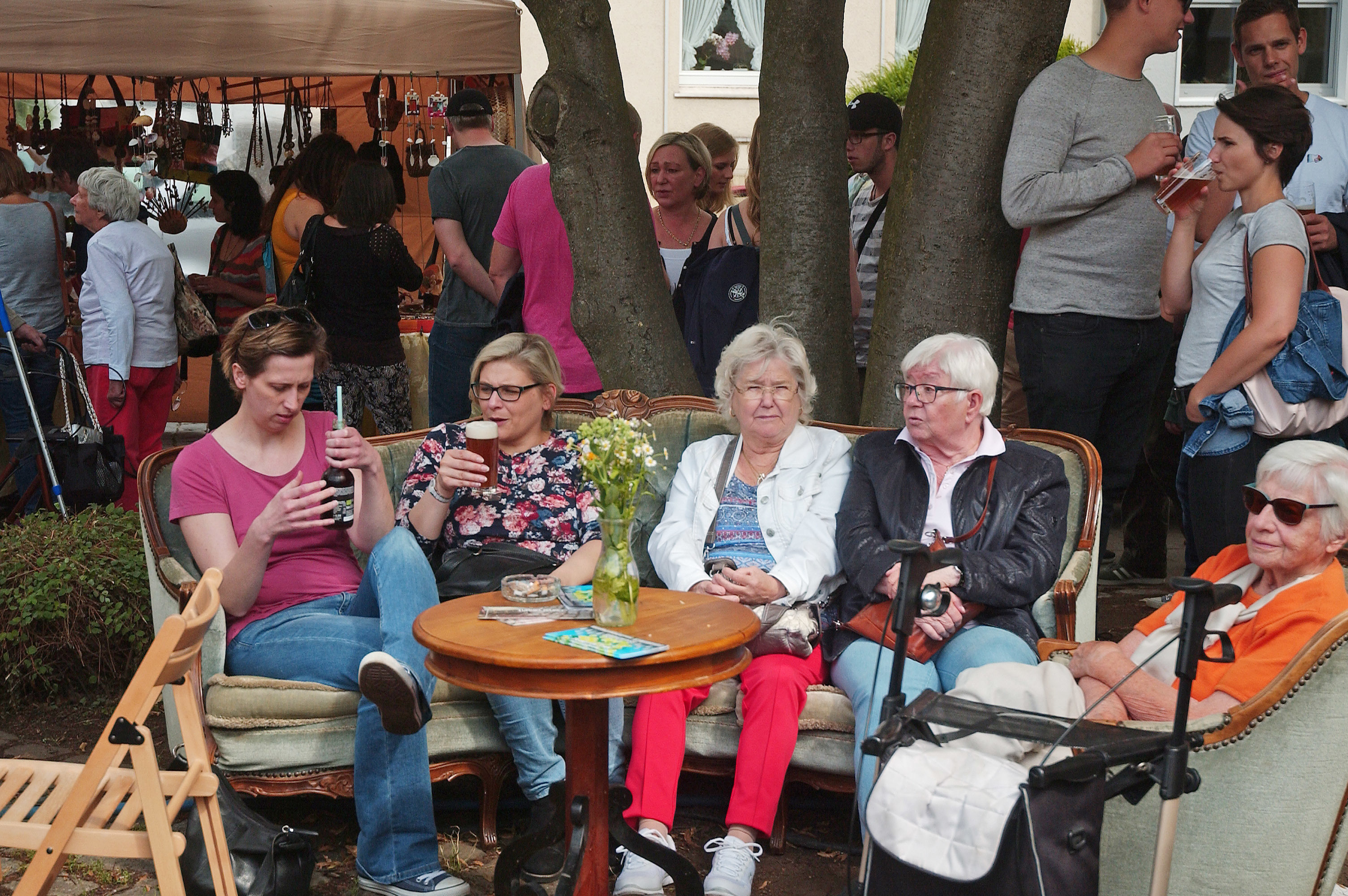 Drei Damen auf dem Sofa und eine im Sessel - so wird das Motto „Verweilen statt eilen“ beim Tummelmarkt korrekt umgesetzt.