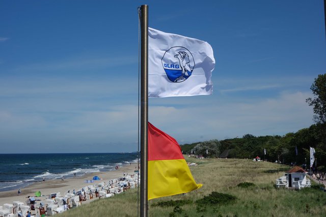 Die DLRG-Flagge signalisiert Einsatzbereitschaft: vom Ausguck der Wachstation haben die Wachgänger den Strand im Blick.