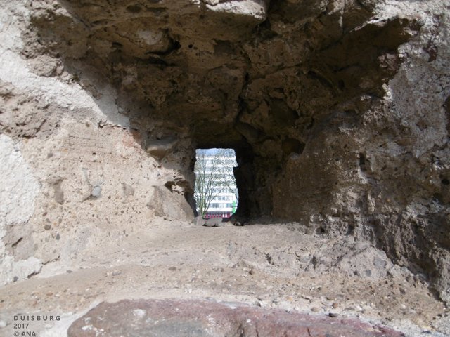 nein, DA mussten NICHT alle erst hindurch krabbeln ...,! Stadtmauer Duisburg