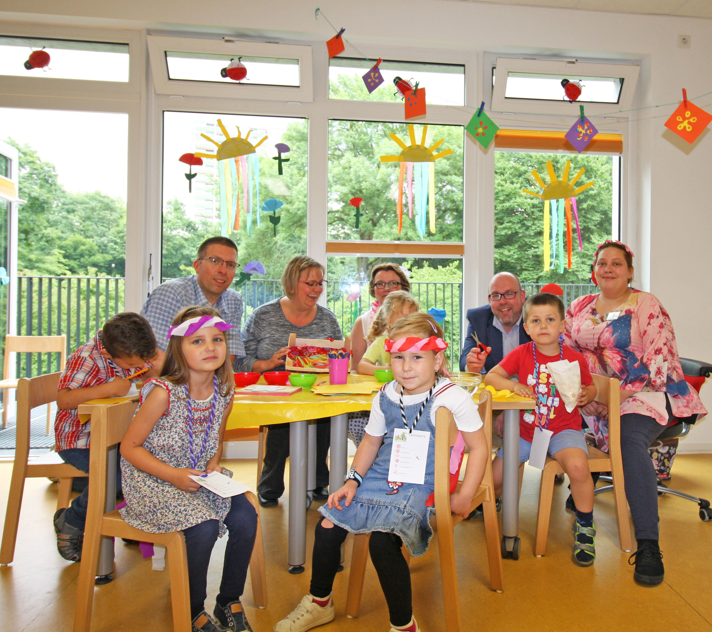 Der VKJ-Vorsitzende Frank Müller (3. v.r.), Kinderhaus-Leiterin Stefanie Römer (5. v.r.) und Erzieherin Stefanie Eckers-Golkowski (r.) schlüpften beim "Wasserblüten-Experiment" gemeinsam mit Kindern und Eltern in die Rolle von Naturwissenschaftlern. Foto: VKJ