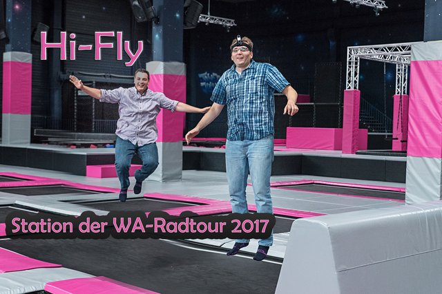 WA-Kundenberater Dominique Hackel (links) und WA-Redakteur Stefan Pollmanns, auf Wochen-Anzeiger-Seite federführend für die Organisation der Radtour zuständig, hüpften und sprangen im Hi-Fly schon einmal Probe. Mit der Actioncam ist dabei ein Video erstellt worden, das einen Eindruck der vielen Angebote im Trampolinpark gibt. Foto: Jürgen Spathmann