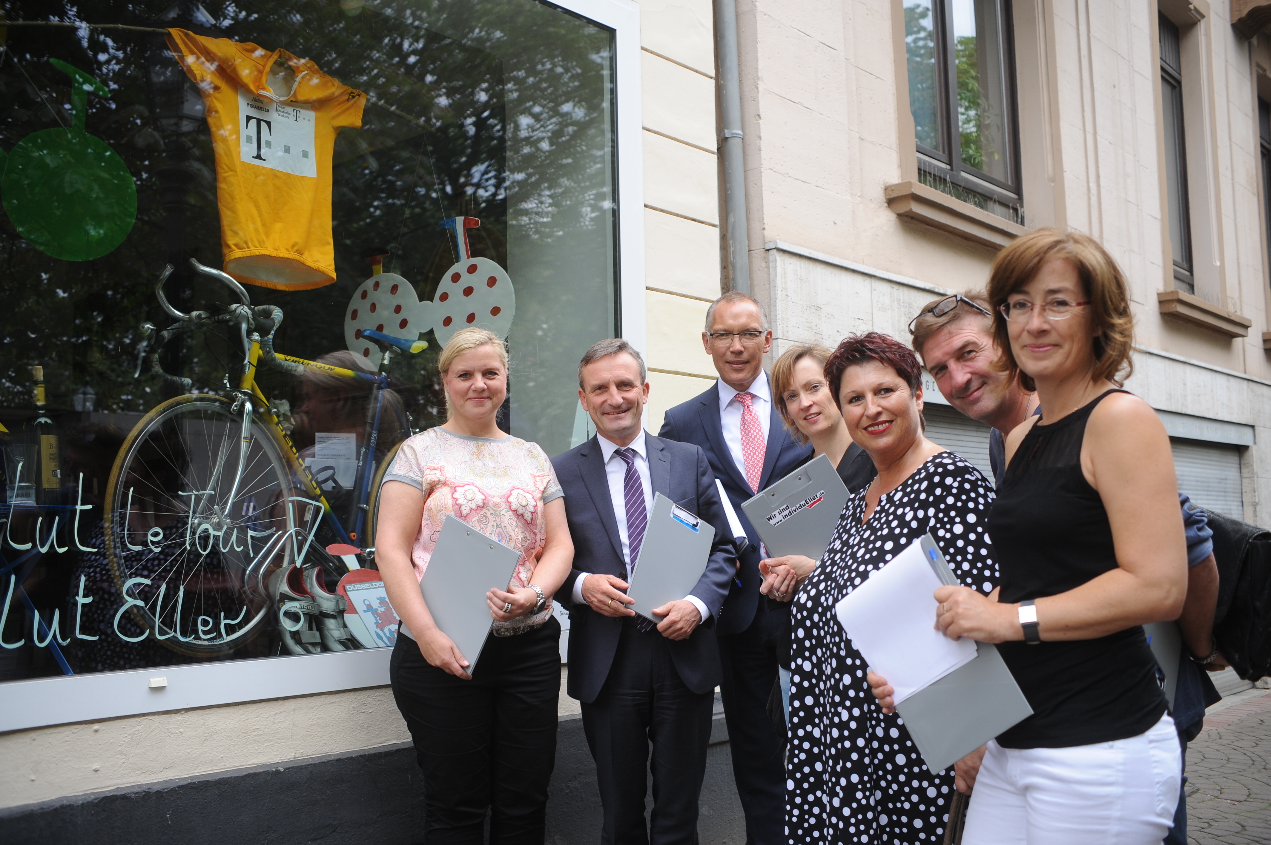 Jürgen Hagendorn (2.v.r.) und Anca Teutschbein (3.v.r.) begleiteten die Jury - Dagmar Schulz, Thomas Geisel, Holger Brettschneider, Christina Görtz (v.l.) und Dr. Susan Tuchel (r.) durch Eller. Foto: vos
