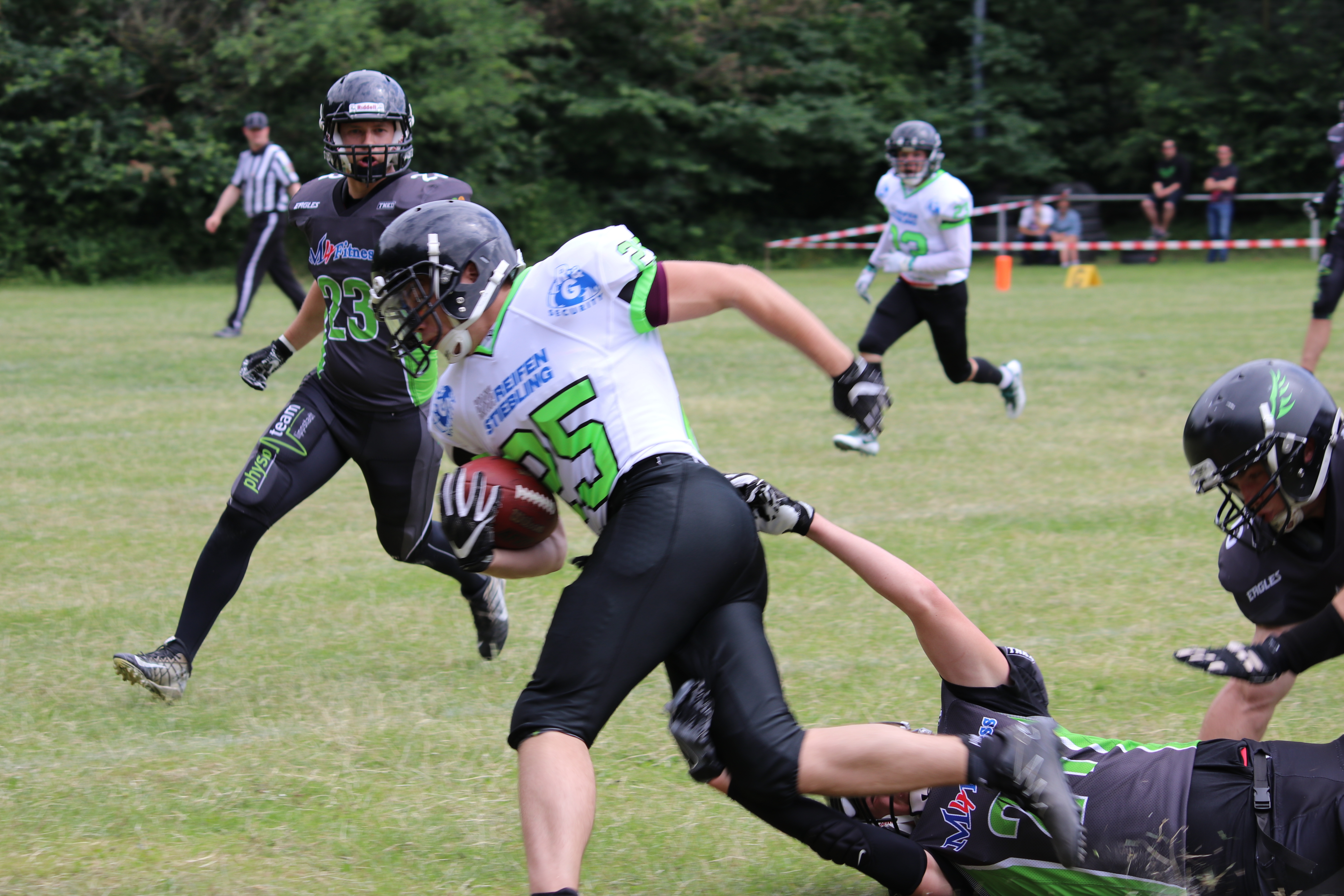 Spielszene: Herne Black Barons (weiß) gegen die Lippstadt Eagles. Ballträger Tim Reschke erkämpft sich Raumgewinn.