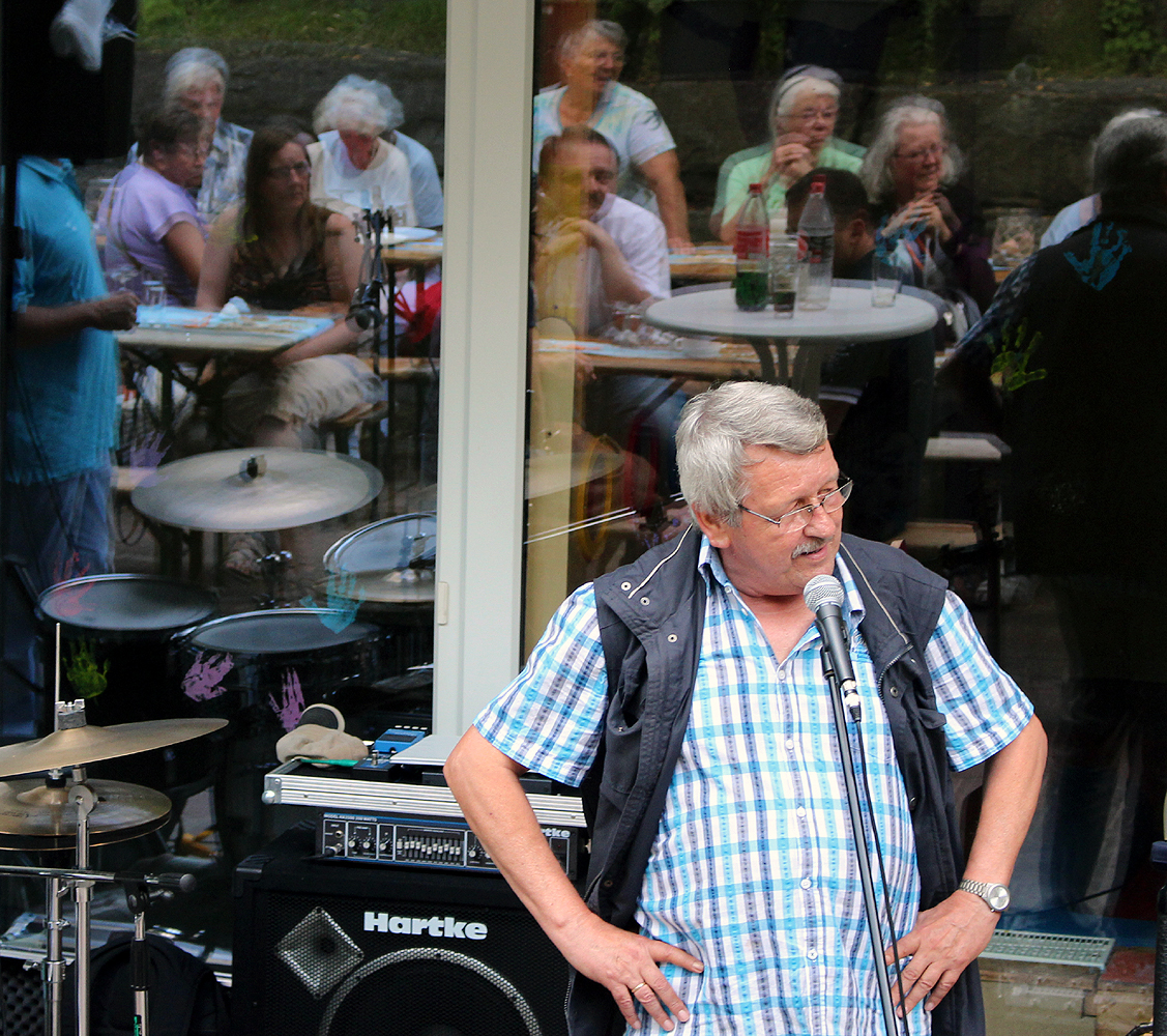 Volker Manthei (Vorsitzender Tauschring Unna e.V.) bei der Begrüßung der Gäste zum Sommerfest 2017