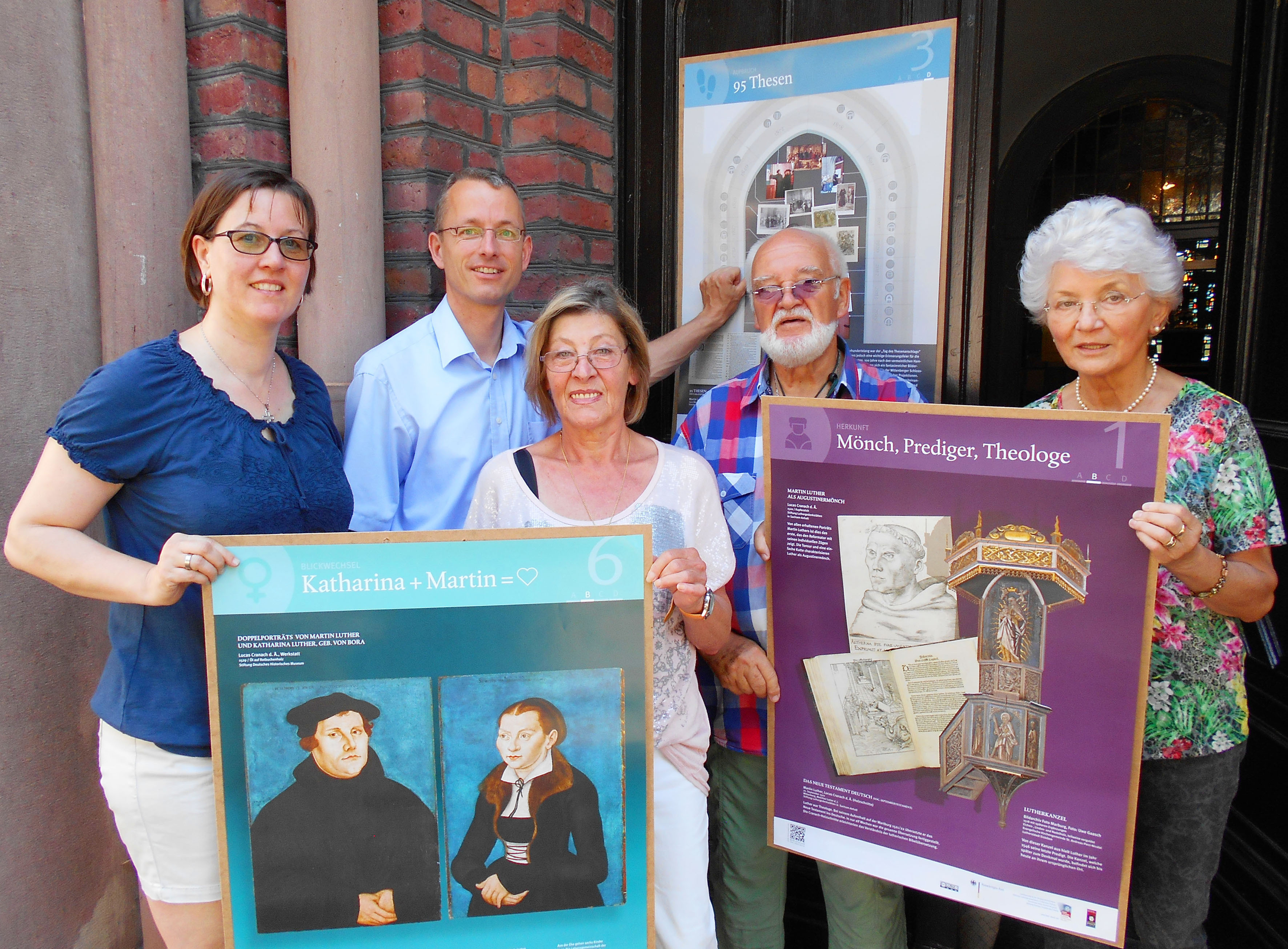 Claudia Altenkirch, Pfarrer Uwe Gerstenkorn, Gabriele Schmelzer, Dieter Gens (Forum Friedenskirche) und Brigitte Stratmann (v.l.) laden an der Kirchtür zur Ausstellungseröffnung ein. Foto: cd