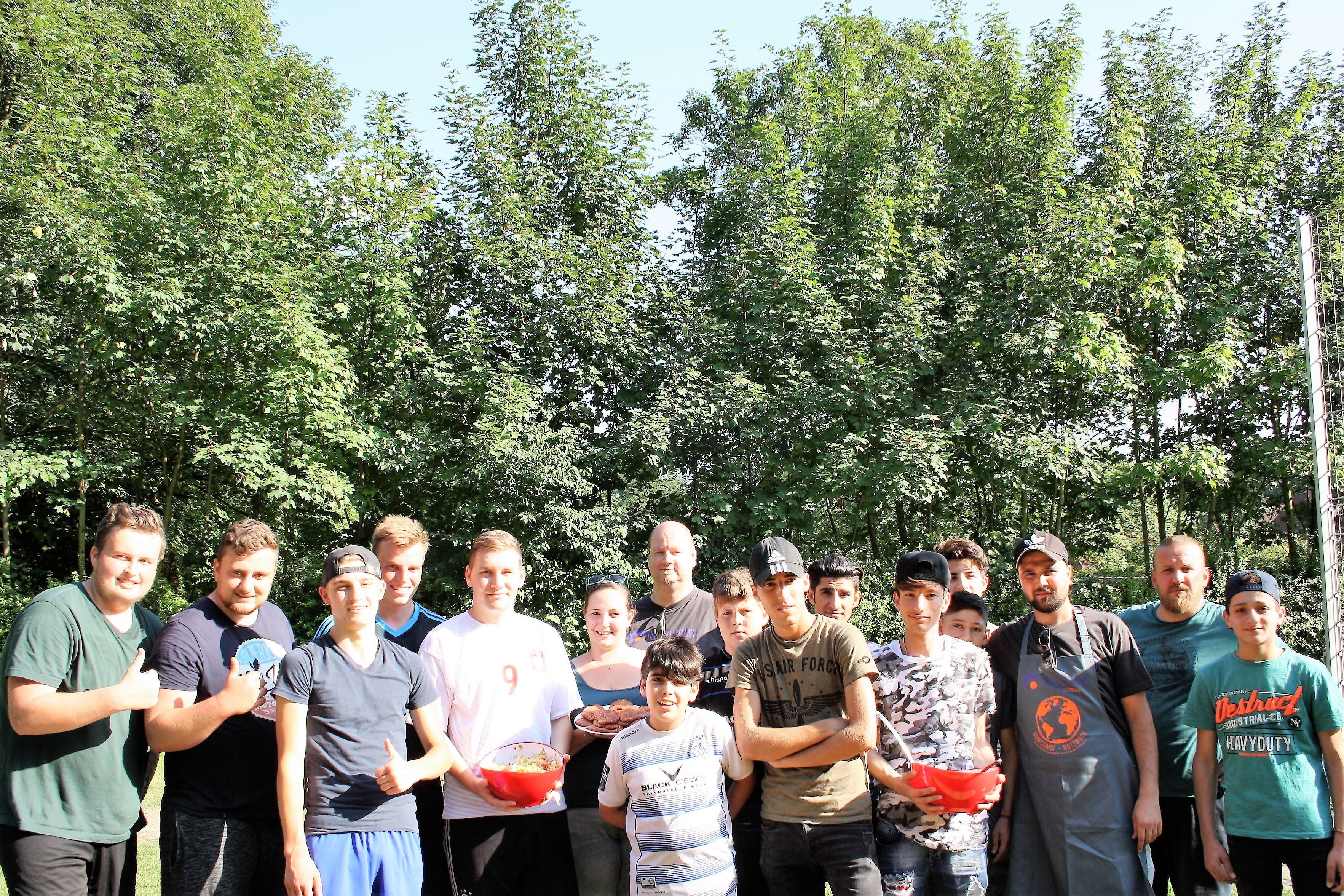 Organisatoren und Gäste hatten beim jüngsten „Tellerrand-Picknick“ im Jugendzentrum Einstein viel Spaß miteinander. Verständnis geht (auch) den Magen.
Fotos: Reiner Terhorst