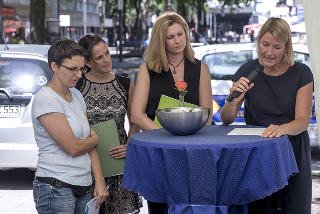 Cornelia Müller, Patrizia Vacca, Jennifer Ruhnau und Karin Schneider vom Verein Arzt Mobil verlasen die Namen der bedachten Drogentoten. Foto: Gerd Kaemper