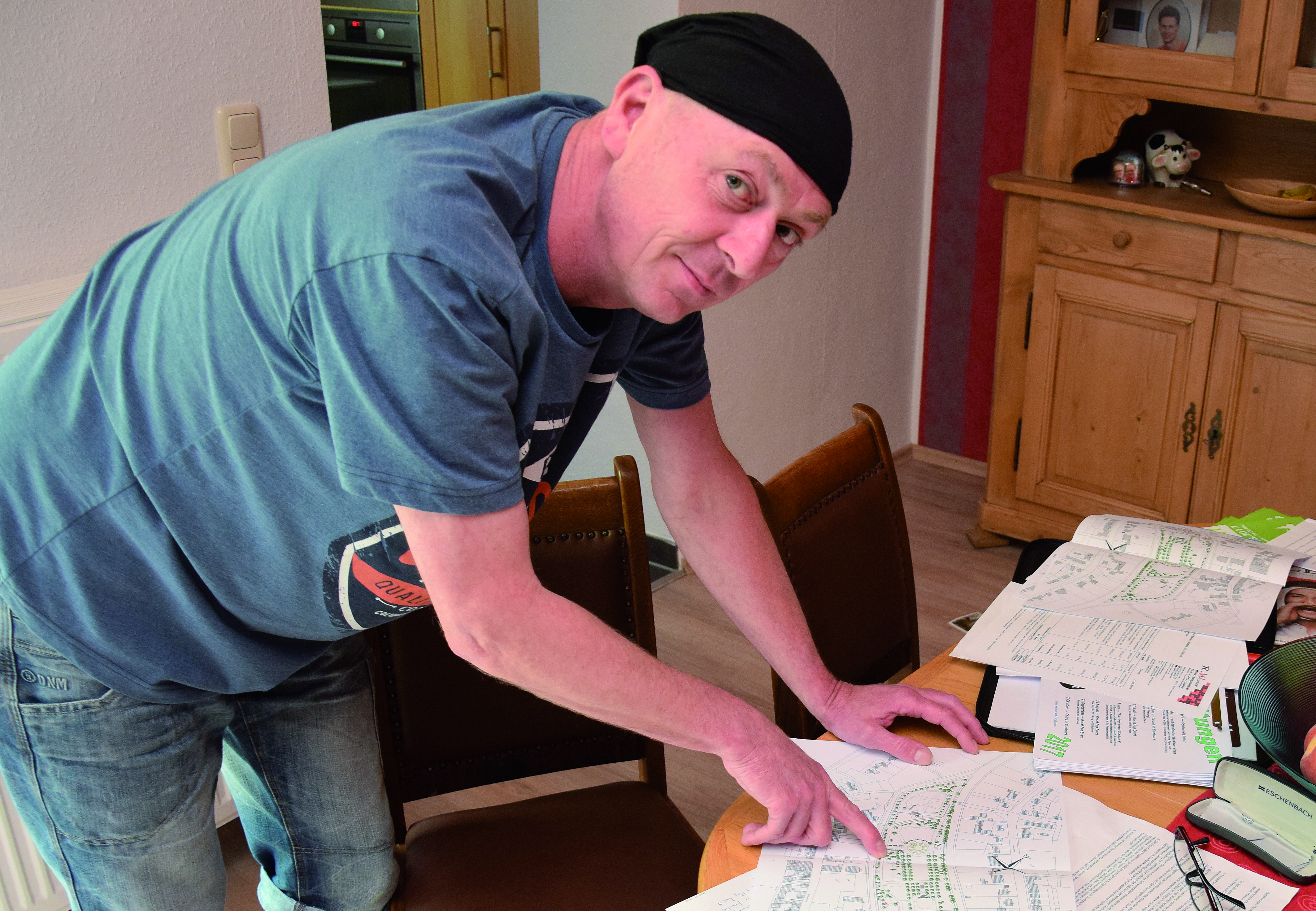 Thomas Claaßen über dem Plan des Stadtparks, wo im nächsten Jahr ein internationales Bouleturnier stattfinden soll.Foto: Franz Geib
