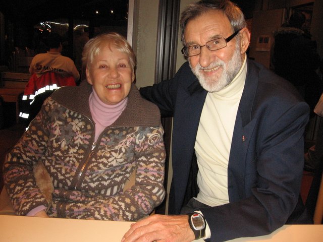 Das Ehepaar Elisabeth und Bernhard Weik auf dem Weihnachtsmarkt in Richrath.