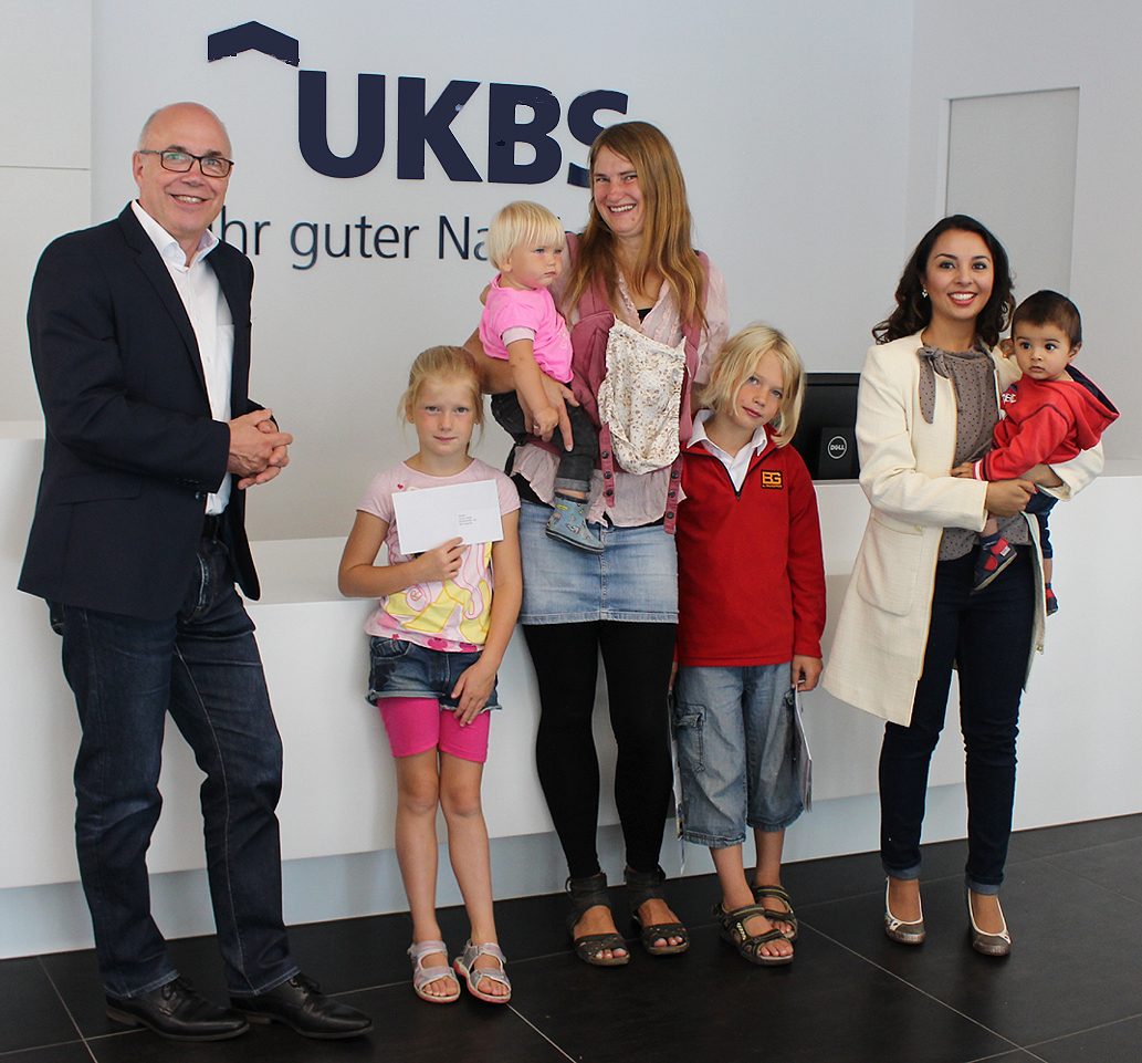 Geschäftsführer Matthias Fischer, Verena Kautz mit Lilian, Layana, Luan und Sadaf Naimzada mit Elias