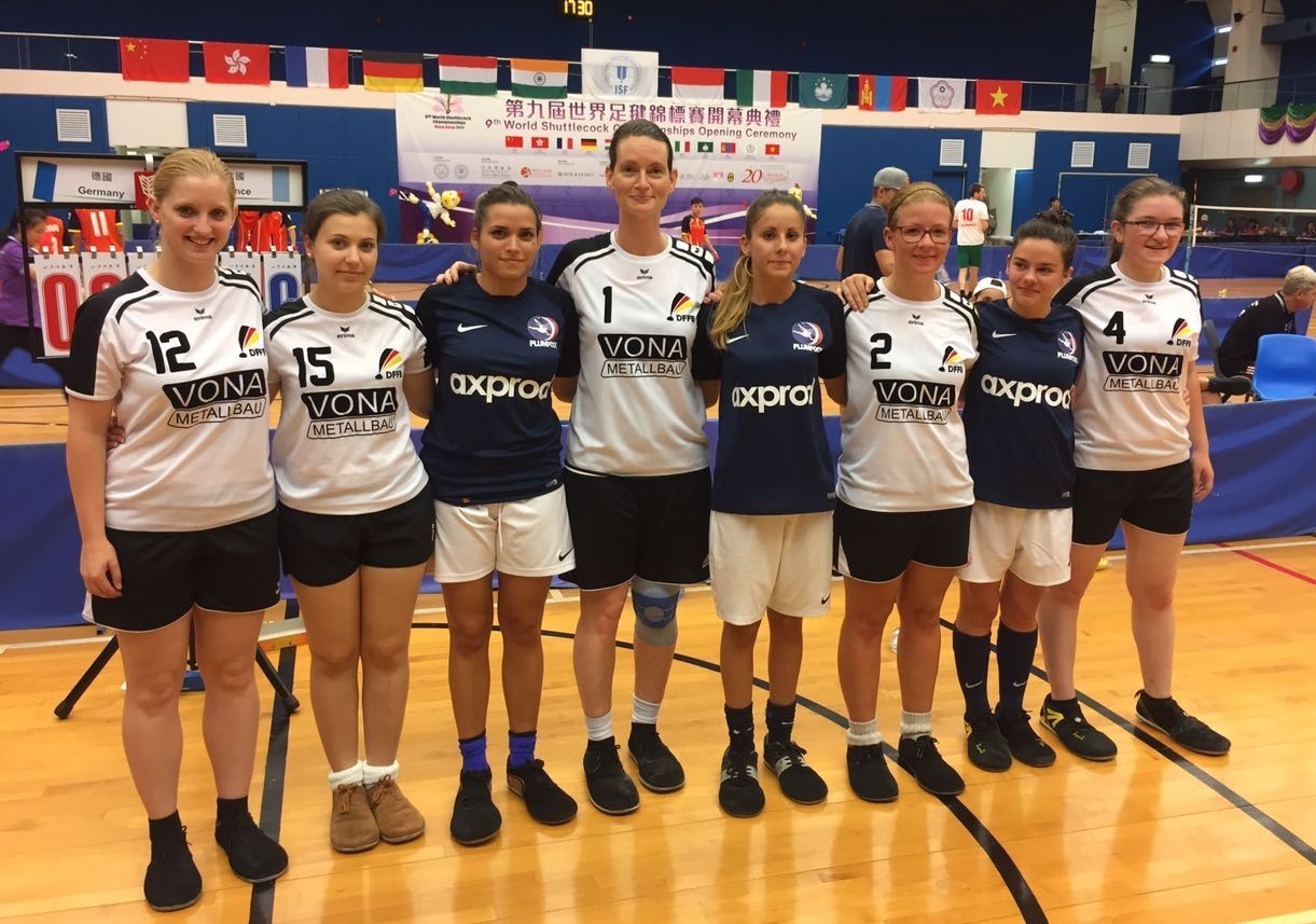 Die deutschen Damen (mit v.l.) Tanja Schlette, Lina Marie Kurenbach, Silke Weustermann, Rieka Tiede und Franziska Schönfeld nach dem Zwischenrundenspiel mit den bezwungenen Französinnen.