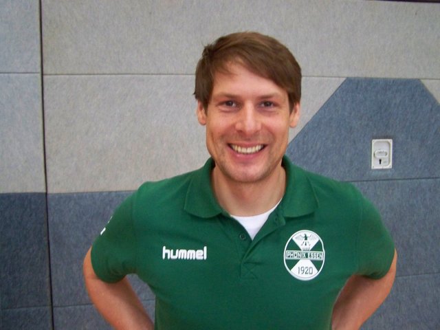 SC Phönix Essen, Handball Trainer der D - Jugend Sascha Mielewczyk (Photo Marx), seit 12 Jahren Trainer beim SC Phönix Essen, 36 Jahre alt, verheiratet, Hobbies: Fußball (RWE) und Freunde treffen. Besitzer der OSB (Olympischer Sport – Bund) Trainer Lizenz Leistungssport. Saisonziel für die Spielzeit 2017/18: Fortschritte in und mit der Mannschaft erzielen, Teambewußtsein fördern, Leistungsstand langsam nach oben orientieren und die Lust den Spielern/rinnen am Handball optimieren