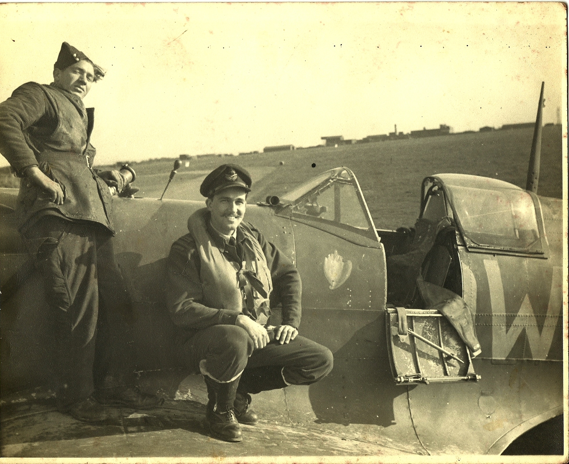 Der britische Pilot Warren M. Lightbourn und seine Spitfire. Die Aufnahme entstand 1945.