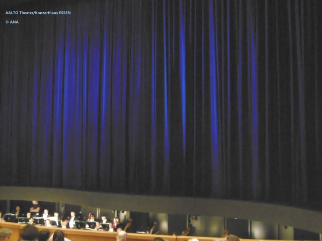 noch ist der Vorhand zu, während der Vorstellung darf aber NICHT photographiert werden