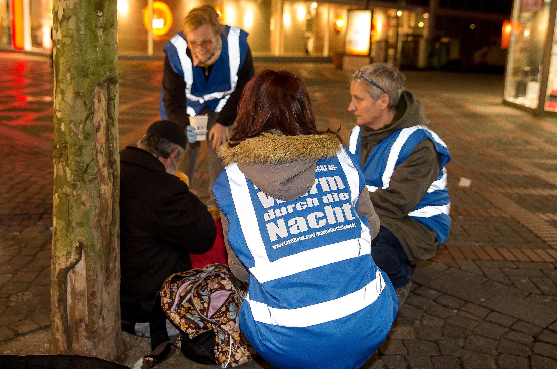 Die Aktiven von „Gelsenkirchen packt an!“ sprechen auf der Bahnhofstraße auch gezielt ihre „Klienten“ an und versorgen sie mit warmen Getränken und Speisen.Foto: Gerd Kaemper