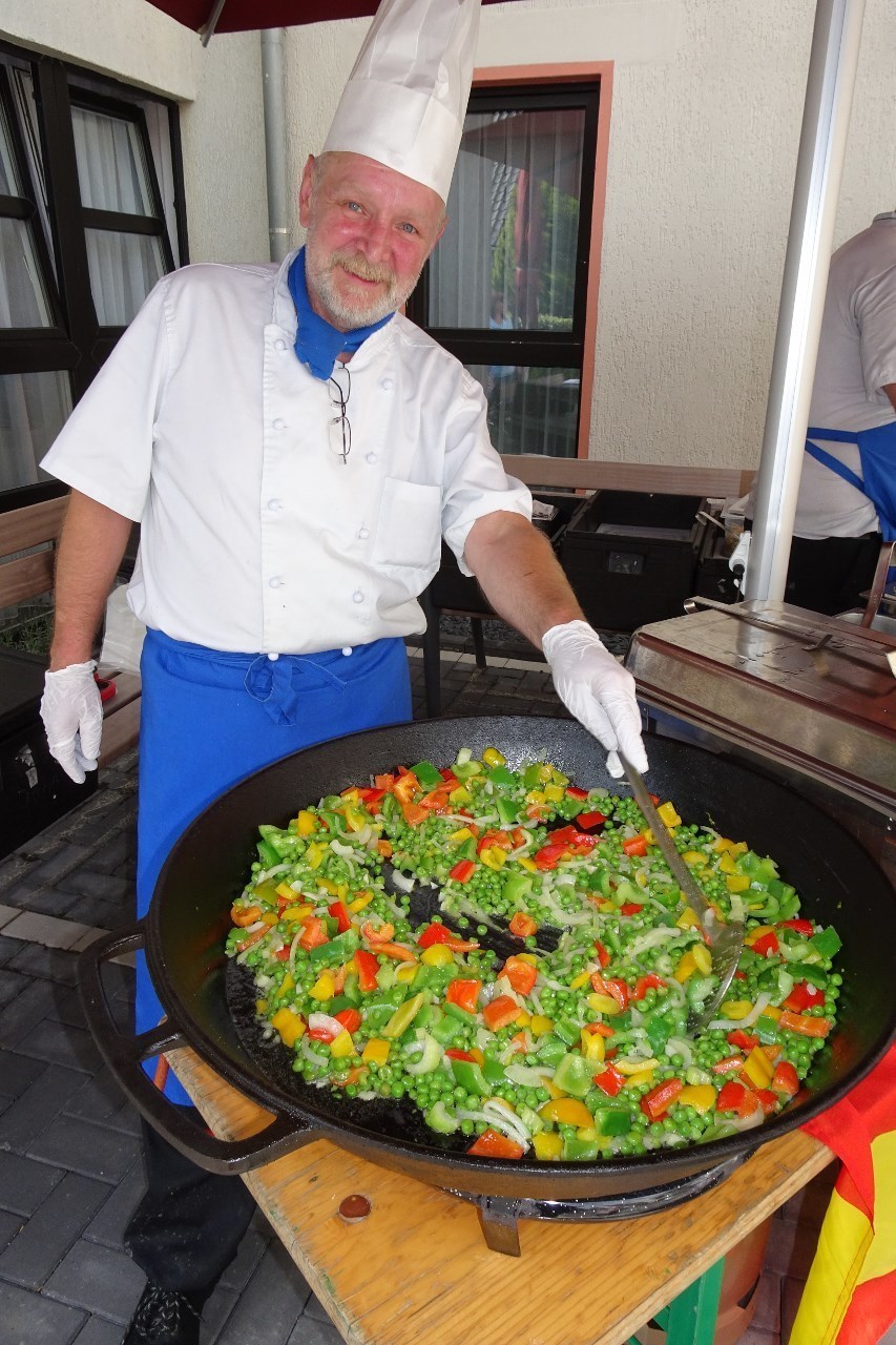 Beim Sommerfest des Pflege- und Altenheims Gerricusstift gab es nicht nur frische Paella vom Grill, sondern auch ein buntes Programm.