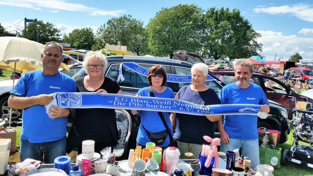 Am Wochenende waren die Pils-Sucher mit einem Stand auf dem Trödelmarkt an der Mühlenweide vertreten, um für die zahlreichen Aktivitäten des Vereins Geld in die Kasse zu bekommen. Auf unserem Foto v.l. Kurt Niedermeier, Inge Hanßen, Kerstin Niedermeier, Edith Zöls und Rolf Hanßen.
Foto: Daniel Hanßen