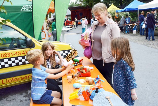 Der Kinderflohmarkt zwischen zwei Regengüssen. | Foto: Schmitz