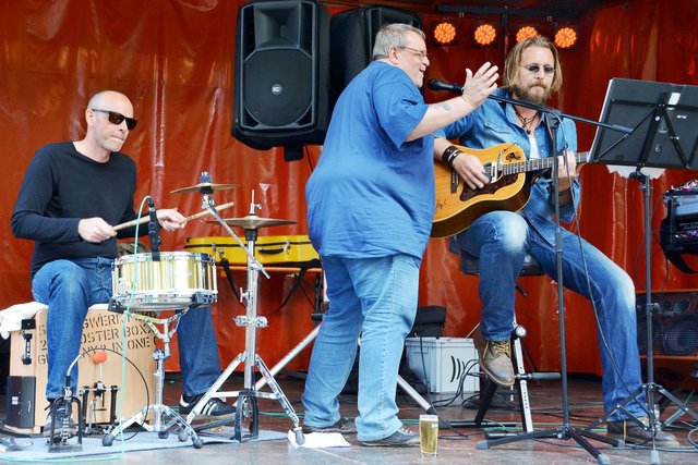 Das Duo "Maze" erhielt Verstärkung von einem weiteren Sänger aus dem Publikum am verregneten Samstag. | Foto: Schmitz