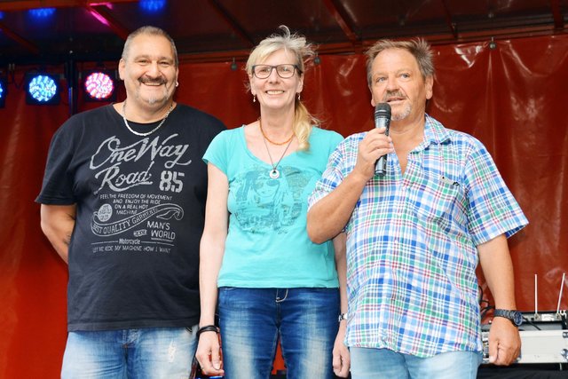 Offizielle Eröffnung des Treffs mit (v.r.n.l.) dem SV83-Vorsitzenden Eddy Hofmann, Monika Werner und DJ Diego Janke. | Foto: Günther Schmitz