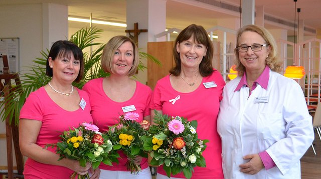 von links nach rechts: Pflegeexpertinnen Renate Andrzejewski, Ulrike Kwiatowski und Gudrun Andrzejewski, so genannte Breast-Care-Nurses; Dr. Dorothee Drüppel, Chefärztin der Klinik für Frauenheilkunde und Geburtshilfe am St.Vincenz-Krankenhaus