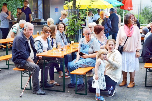 Schon zur offiziellen Eröffnung kamen viele Besucher. | Foto: Schmitz