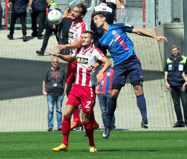 Keine Schnitte: Auch in Unterzahl gewann der WSV jeden Zweikampf in der Luft.