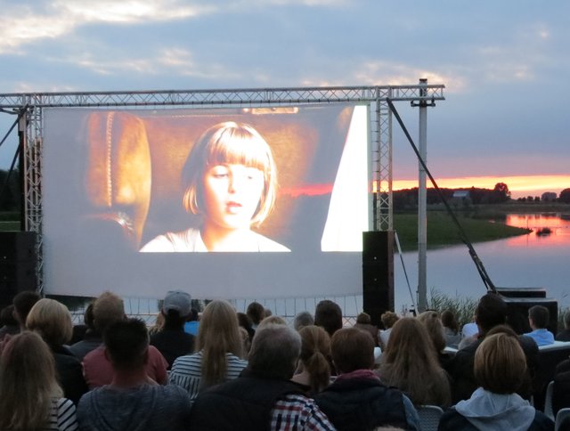 Ein lauschiger Abendhimmel ist Voraussetzung für einen gelungenen Kino-Abend im Hafen Xanten.