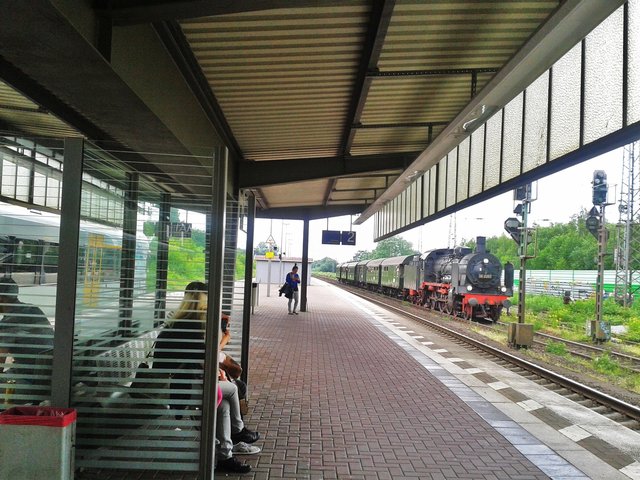 An diesem Aufnahmetag ist hier viel Platz auf dem Bahnhof Altenessen - bei Ausfällen der Hauptstrecke über Essen Hbf ist hier oft der überlastete Bypass über den sich Massen von Fahrgästen Richtung Innenstadt in die Strassenbahn oder die U-Bahn drängeln müssen.