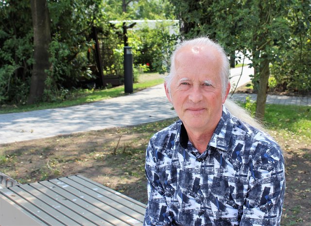 Ulli Winkelmann am neugestalteten Platz vor dem Martin-Luther-Haus in Haßlinghausen. Foto: Pielorz