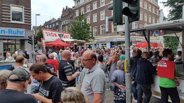 Werbering-Vorsitzender Karsten Vüllings hat sich mit seinen engagierten Mitgliedsbetrieben wieder mächtig ins Zeug gelegt. Fotos: Veranstalter