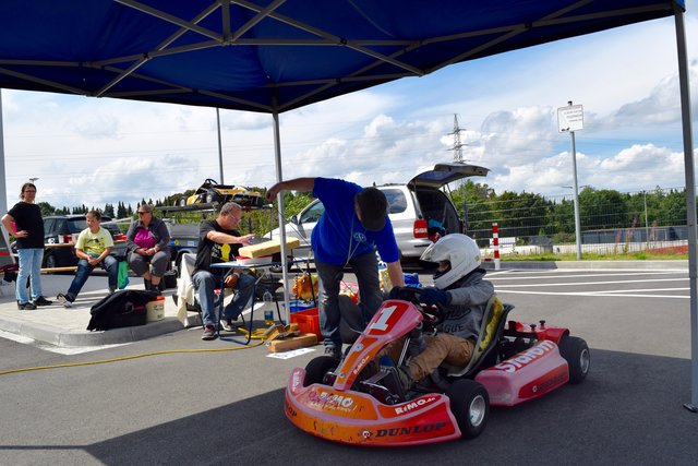 DerBenzin- Motor wird per Seilzug "angeschmissen".