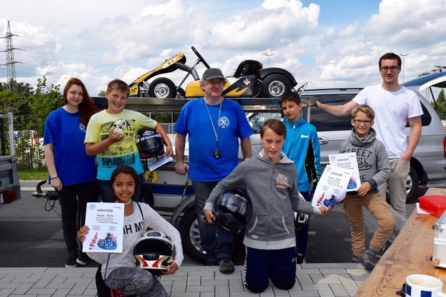 Stefan Atzwanger (Mitte) mit seinen Betreuern und Ferienspaß-Kindern. Für alle gab es eine Urkunde.