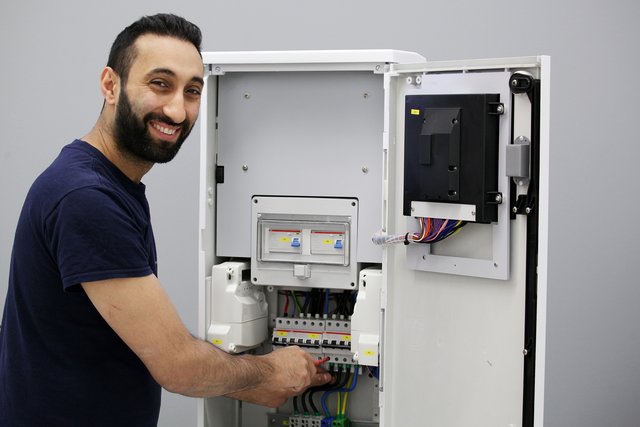 Sahin Hakan ist einer der Mitarbeiter in der Hightech-Produktion der Ladesäulen.